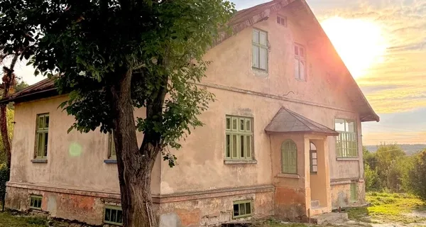 Возле Львова отреставрировали столетнее имение с аутентичными росписями