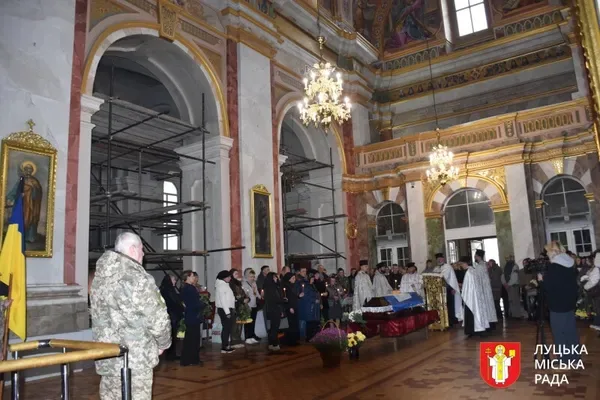 «Віддавав військовим власне взуття»: у Луцьку попрощалися з волонтером та воїном Володимиром Тарановичем (фото)