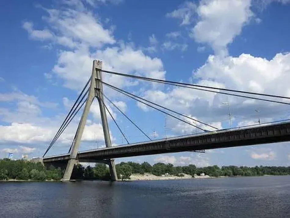 У результаті атаки рф по Північному мосту в Києві постраждали двоє людей: що відомо про їх стан