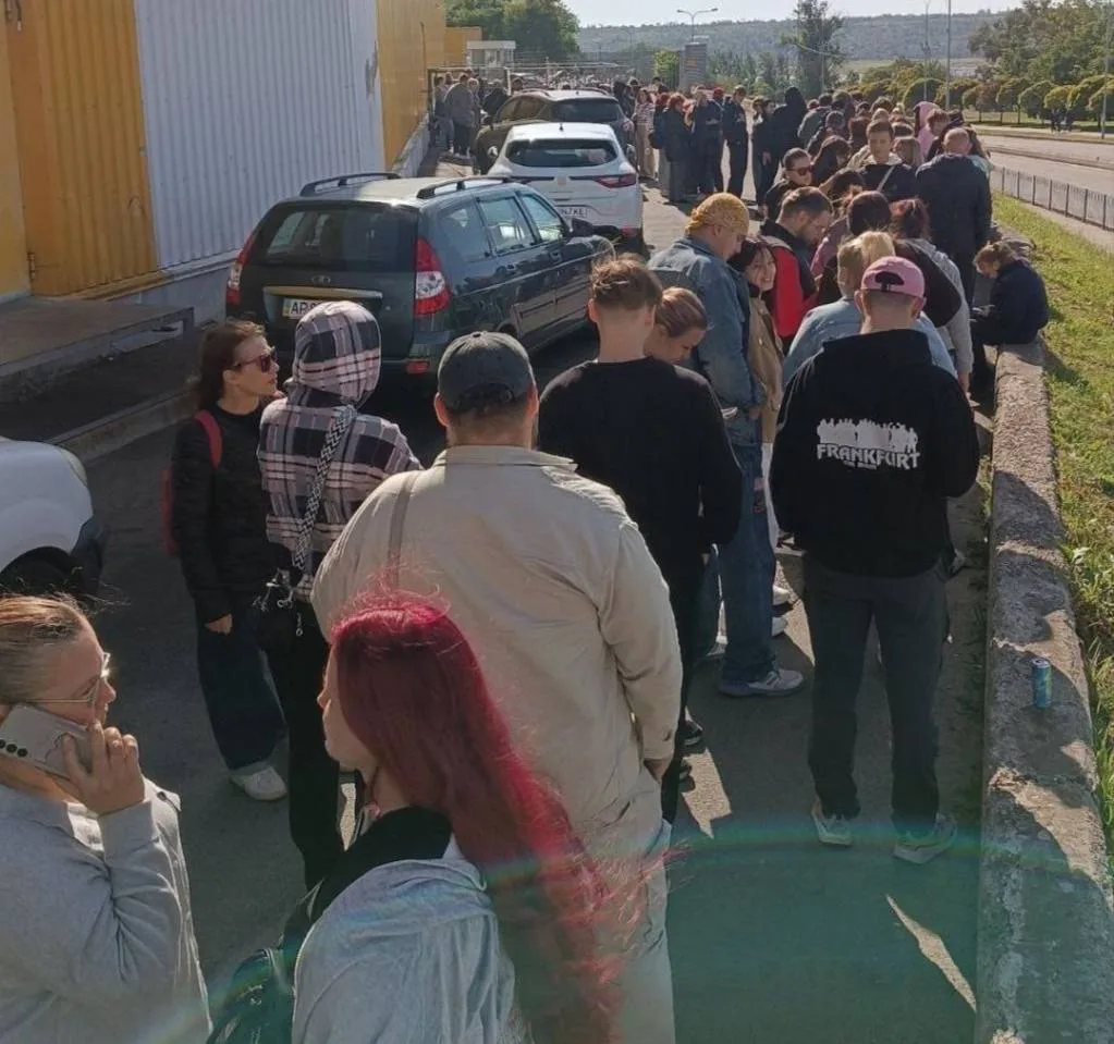 У Запоріжжі JYSK розпродає товар з пошкоджених обстрілами магазинів, — ВІДЕО