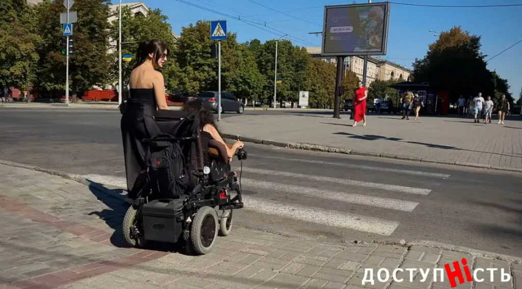 Маріанна Смбатян під час роботи над відеопроєктом «Доступність» у Запоріжжі.
