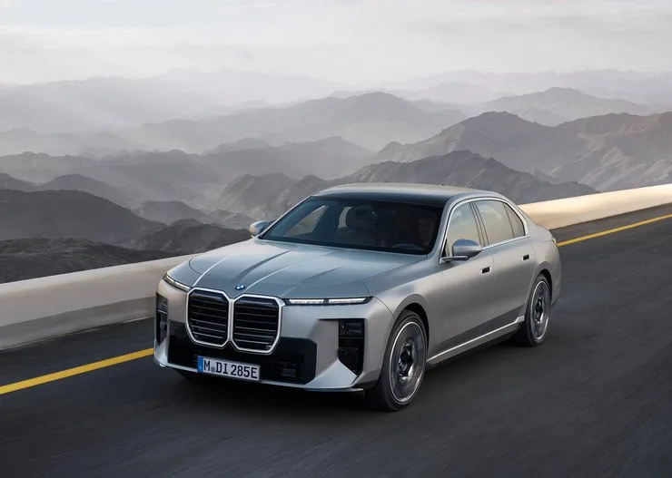Автомобиль BMW i7