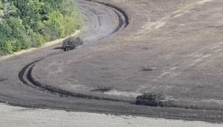 Броньовані «їжаки» пішли вперед: танк і Bradley били російські позиції прямою наводкою під прикриттям дронів 