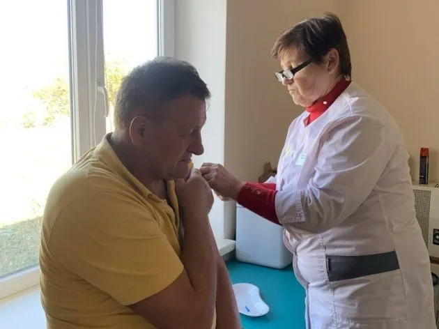 Мобильная медицинская бригада провела выездную вакцинацию в Кордоне (фото)