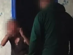 Вітчим бив кулаками, а мати знімала на відео: що відомо про знущання з 10-річного хлопця на Київщині