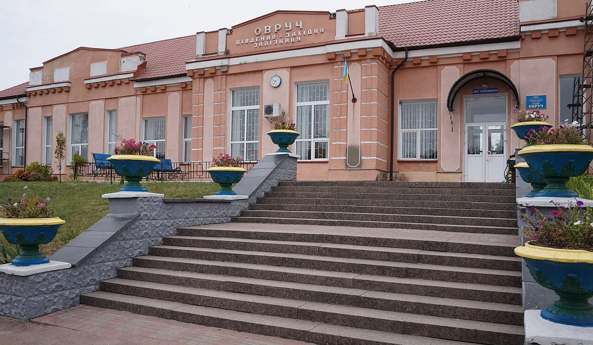 На Житомирщині війська РФ пошкодили 100-літній вокзал. Він є прикладом пам’ятки «цегляного модерну»