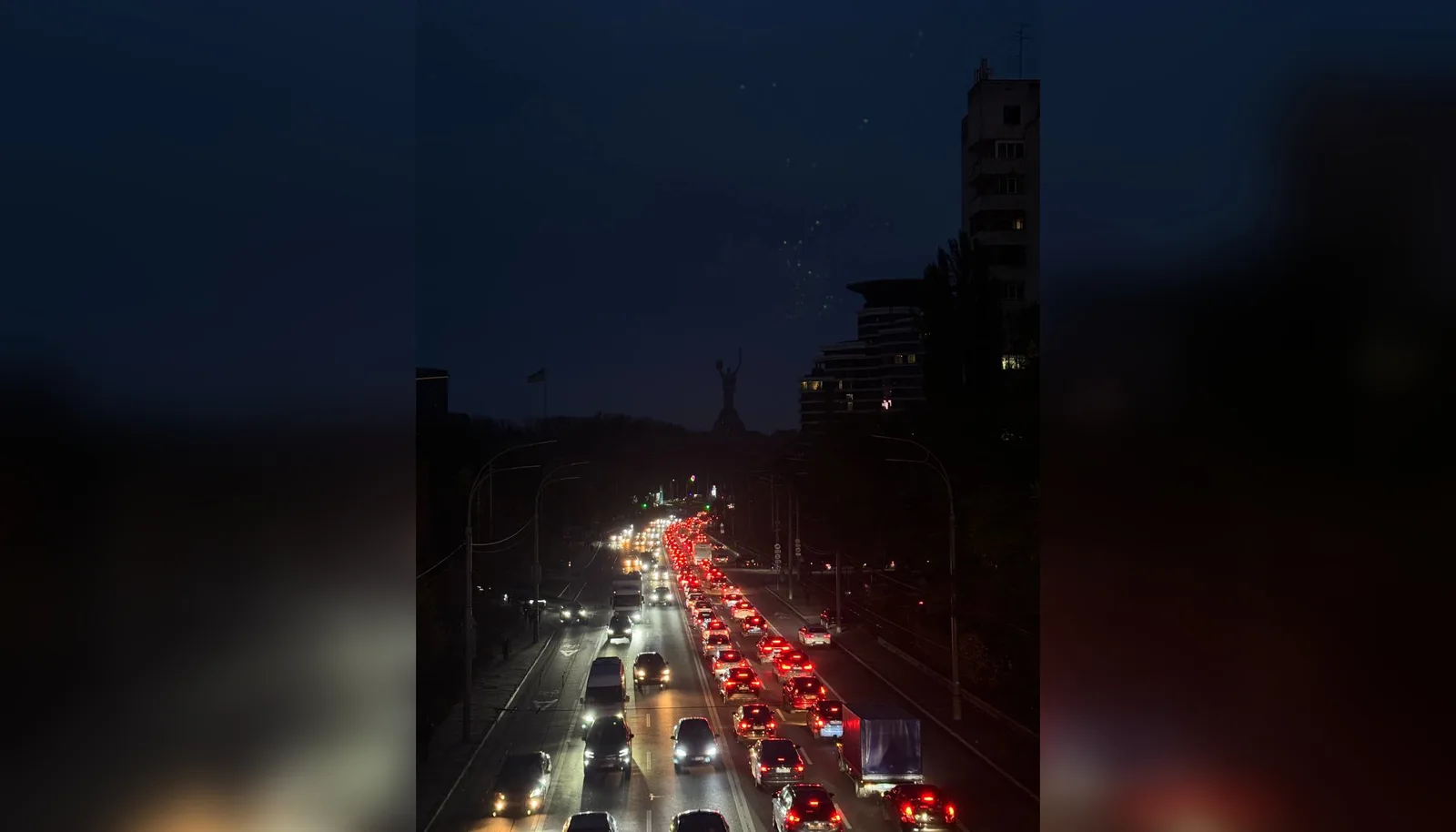 Пробки в Киеве из-за ударов по мостам: могут ли ограничения для личных автомобилей сократить очереди