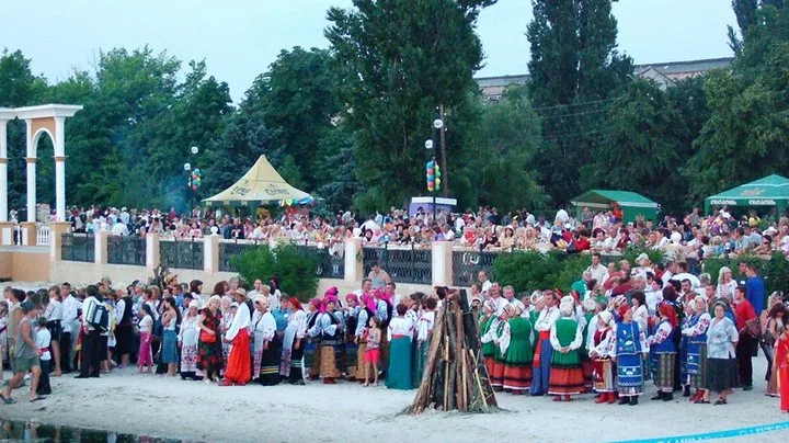 Масштабне святкування у вишиванках