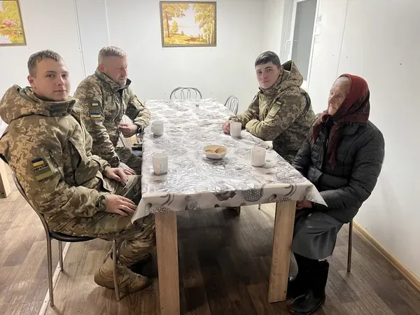 «Думала, що не переживу ніч»: прикордонники з дроном врятували пенсіонерку, яка заблукала в лісі
