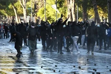 В Албанії поліція застосувала сльозогінний газ та водомети проти протестувальників