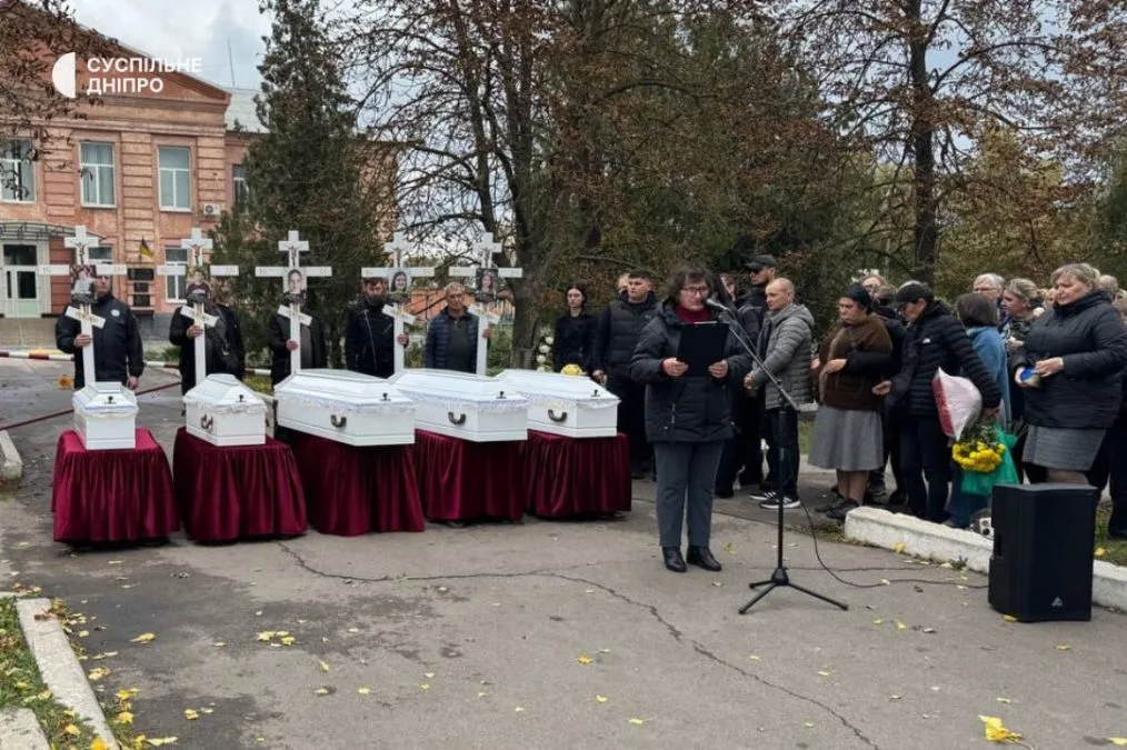 У Радушному на Криворіжжі поховали ще п’ятьох дітей багатодітної родини Воронових, будинок якої вщент рознесла ракета У Радушному на Криворіжжі поховали ще п’ятьох дітей багатодітної родини Воронових, будинок якої вщент рознесла ракета