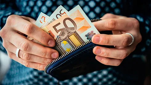 Перекази українців з-за кордону продовжують падати з 2023 року