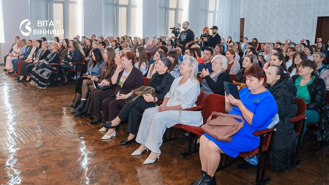 Вінницькі освітяни — вчителі та вихователі — отримали нагороди до професійного свята