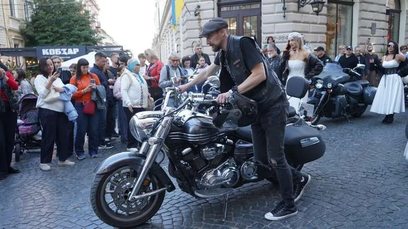 У Чернівцях влаштували байк-шоу з показом весільних суконь: фата, шкіряні куртки та рев моторів