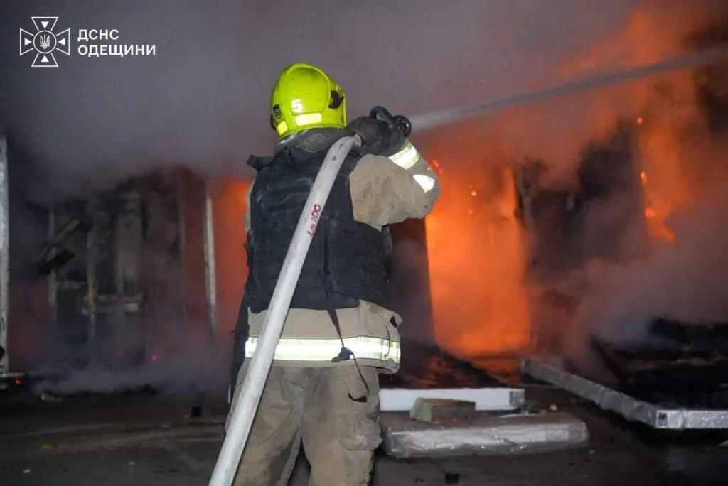 Понад 50 вогнеборців ліквідовували масштабну пожежу від влучання ворога по підприємству в Одесі