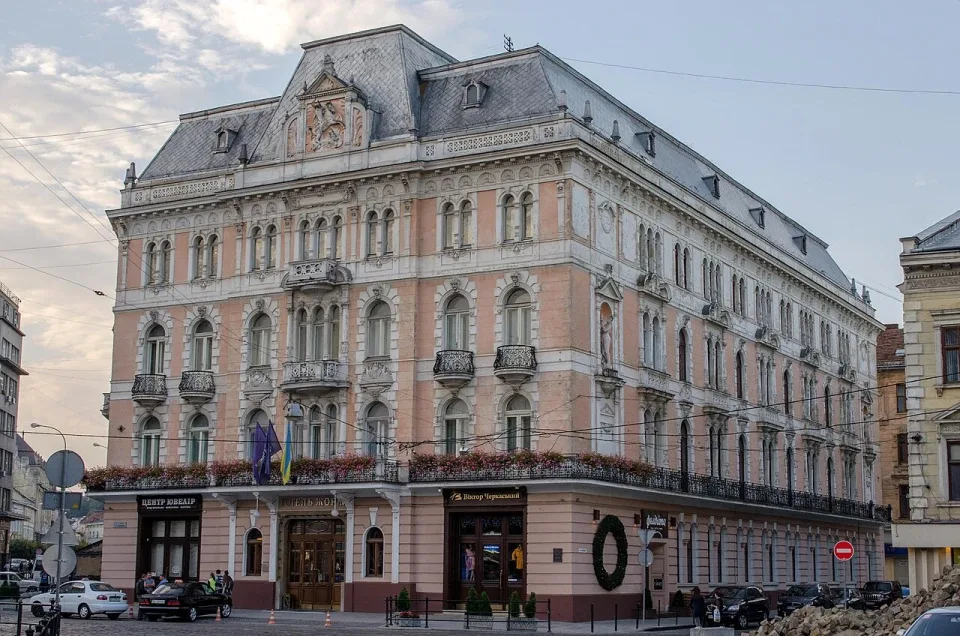 Суд зобов’язав власників готелю «Жорж» у Львові відреставрувати фасади історичної будівлі
