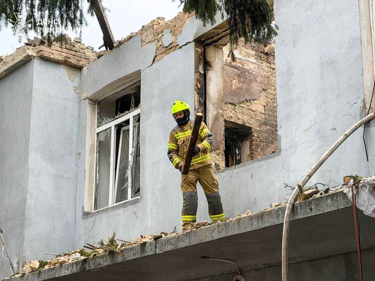 Через російський удар майже повністю згоріло приміщення музичного факультету Рівненського державного гуманітарного університету (ФОТО)