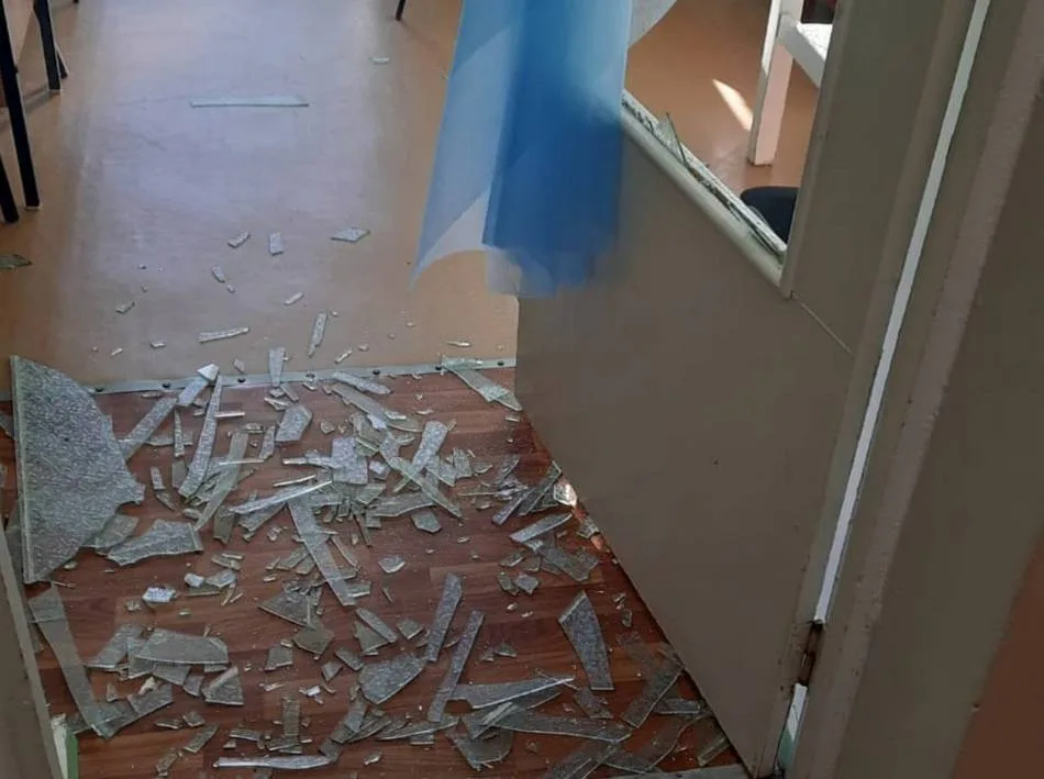 У Кам’янському районі чоловік розтрощив двері у лікарні