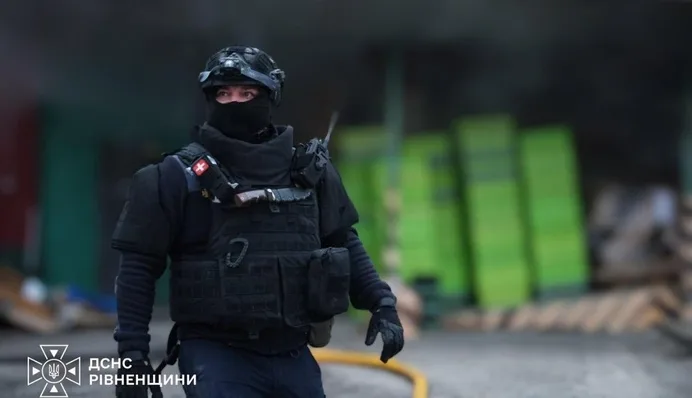Російський удар по підприємству на Рівненщині: виникла пожежа, є травмовані