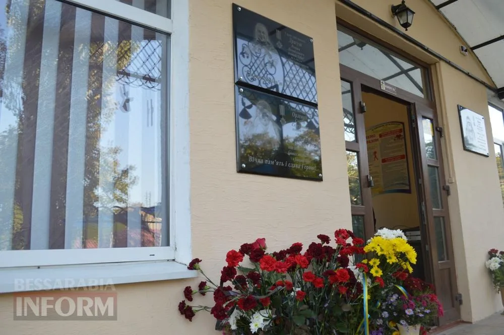 У Білгороді-Дністровському відкрили меморіальні дошки двом випускникам ліцею «Лідер», які служили в «Азові»