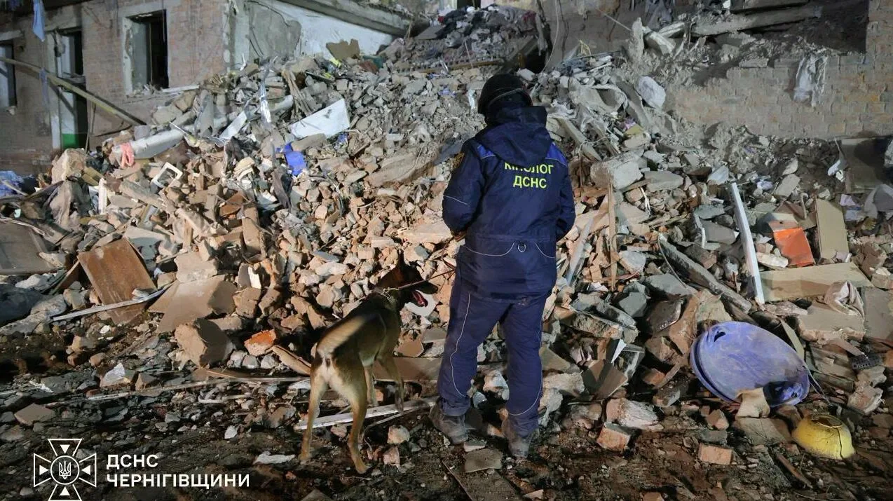 Тіла ще двох людей виявили під завалами будинку в Прилуках (Фото)
