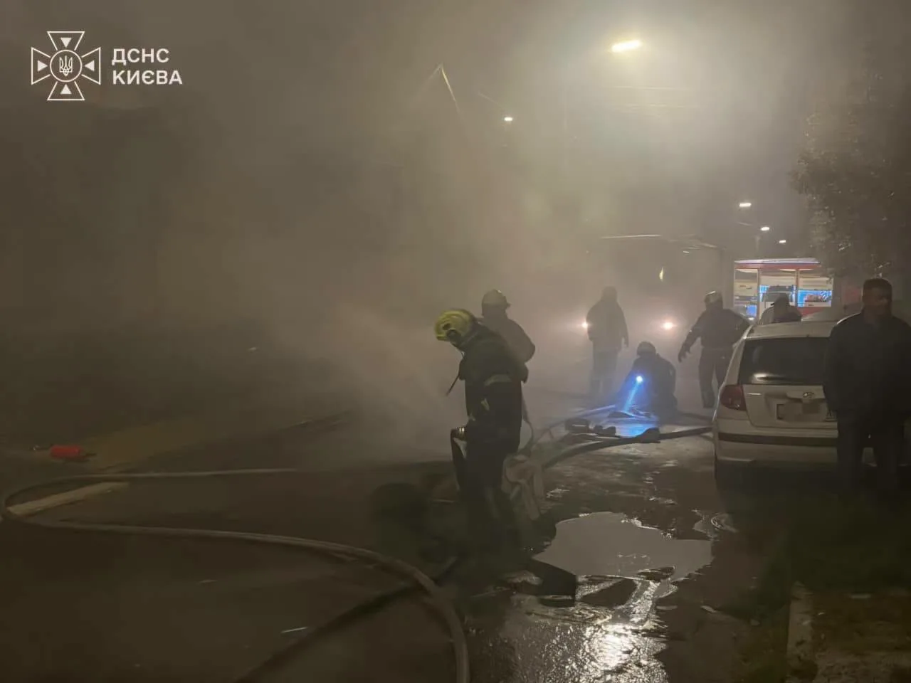 Внаслідок чергового обстрілу рф стались пожежі у Шевченківському та Солом'янському районах (фото, відео)