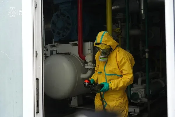 Пожежа після атаки дронів у Маневичах: чи є загроза витоку аміаку (фото)