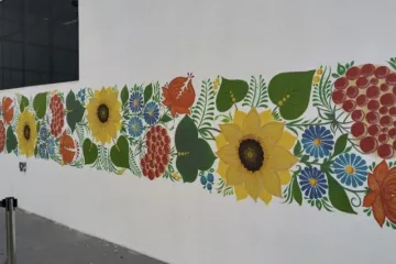 Українка розписала стіну школи в Дубаї петриківським орнаментом