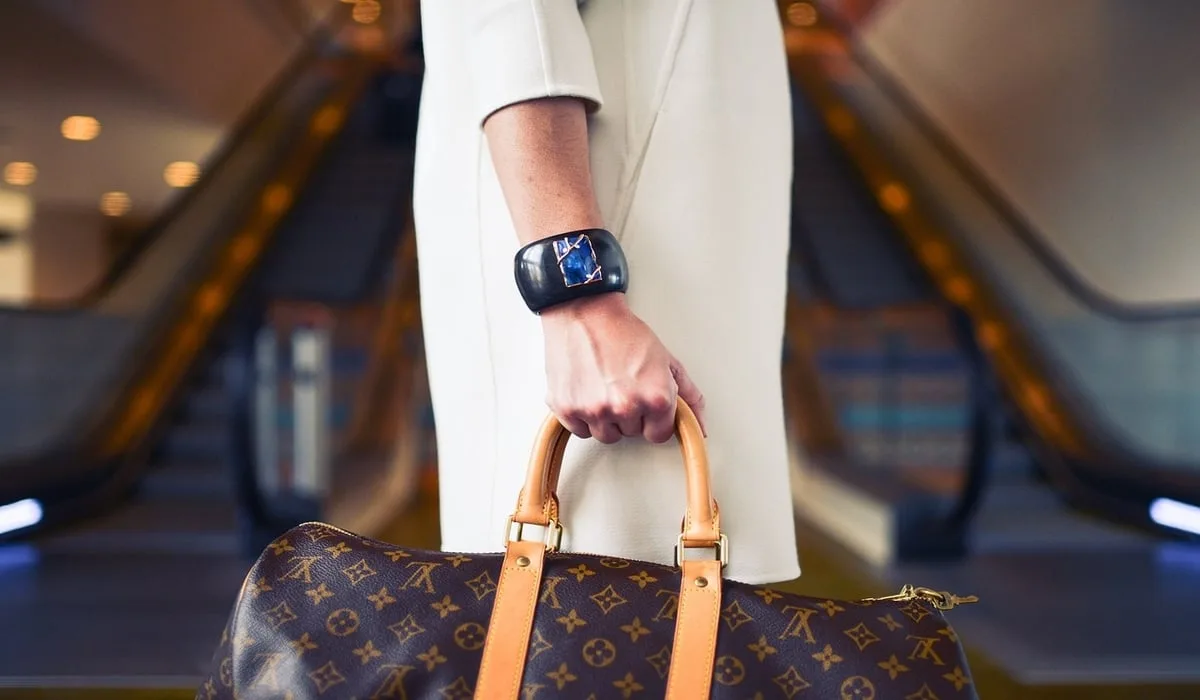 Гудини бросили вызов, сумки сжигали: 11 малоизвестных фактов о Louis Vuitton