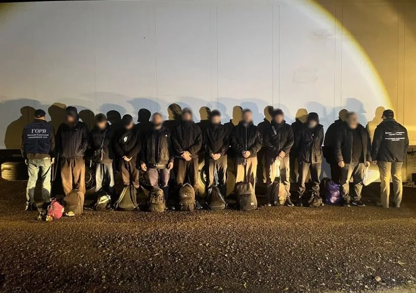 До 15 тисяч доларів з людини: 10 чоловіків заховали у фурі з молоком, щоб вивезти за кордон