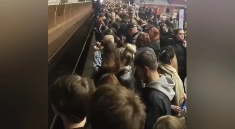 Транспортный коллапс в Киеве: вагоны метро забиты, на дорогах пробки, — СМИ (видео)