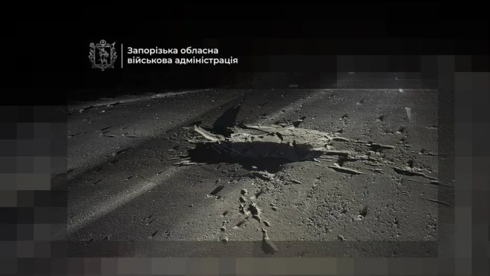 У Запоріжжі ворог пошкодив міст через Дніпро, а у Києві від уламків БПЛА загорілися авто та заклад освіти 