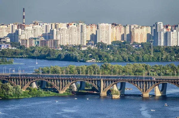 Понтони і пороми: які альтернативи мостам готують у Києві