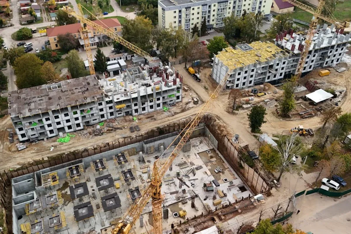 У Гостомелі зводять ЖК на місці знищених 2022 року будинків