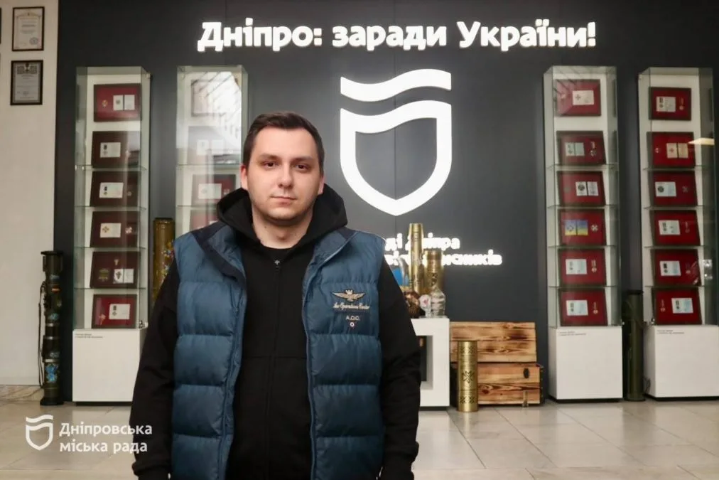До Дня захисників і захисниць України мерія Дніпра традиційно долучилася до патріотичної акції, підсвітивши на головній адміністративній будівлі тематичний напис - 01.10.2026