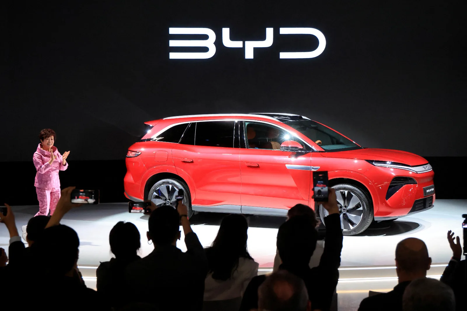 Китайська експансія в дії: автогігант BYD запускає завод в Угорщині та хоче збільшити штат у Європі вчетверо до 2030 року