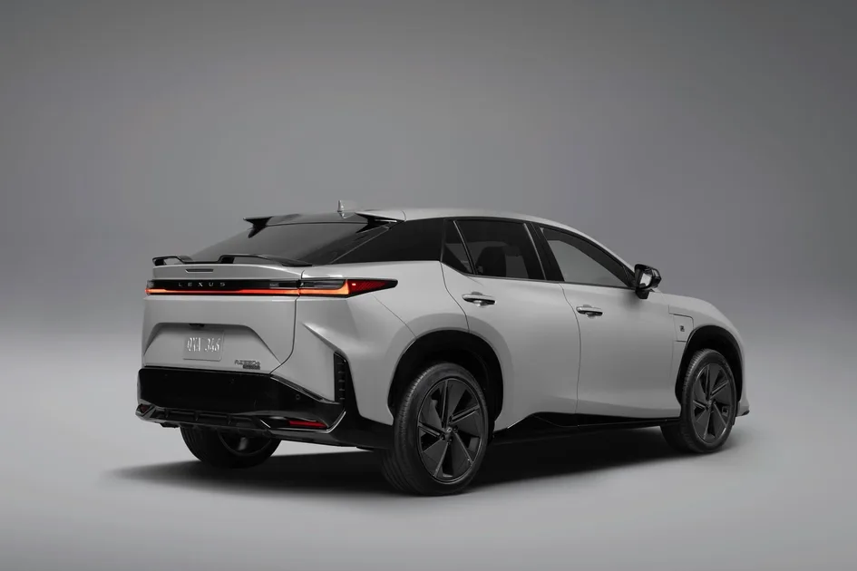 Lexus RZ, вид сзади-сбоку