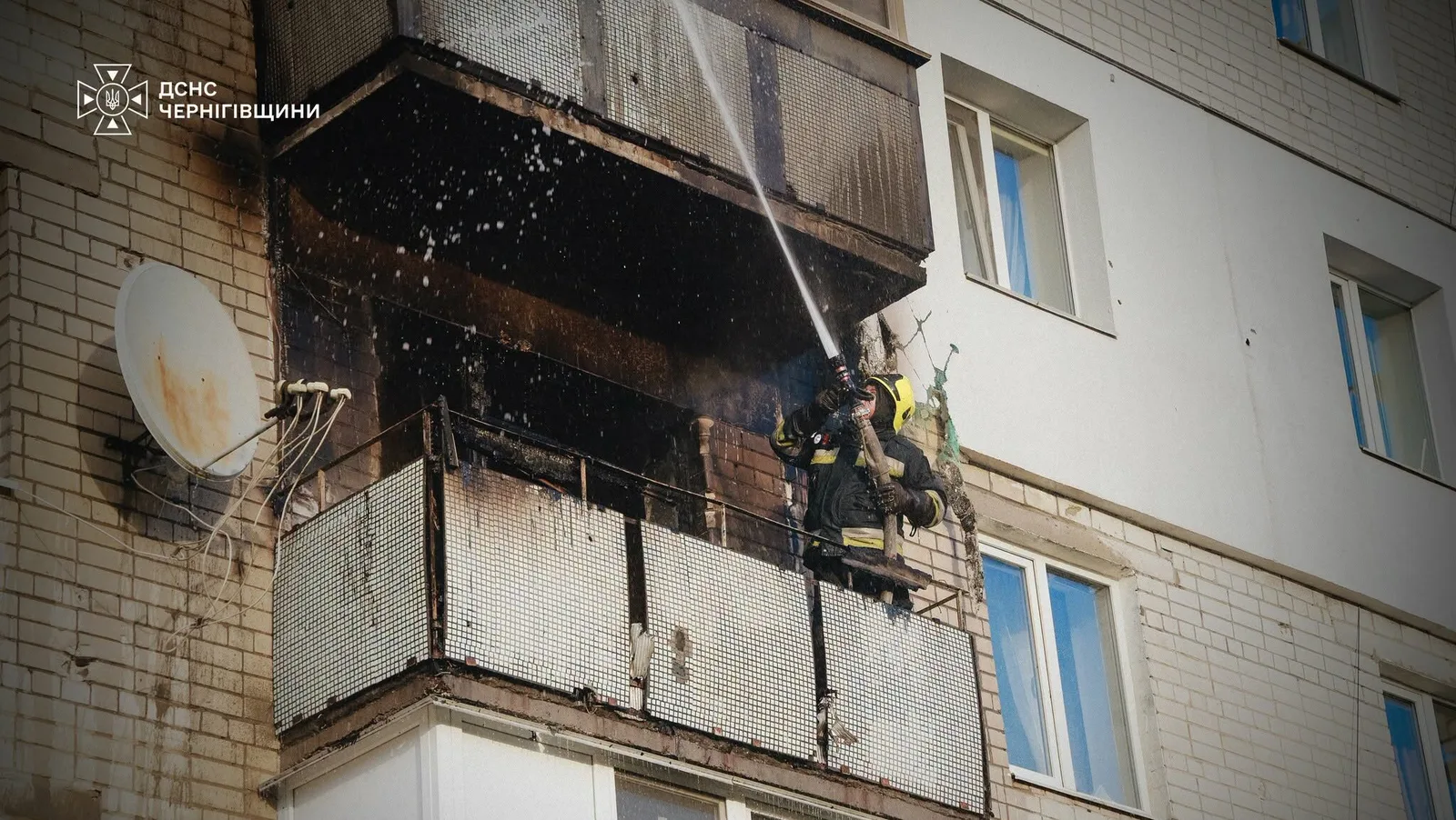 Пошкоджено балкон і кімнату: в Чернігові сталася пожежа в багатоповерхівці (Фото)
