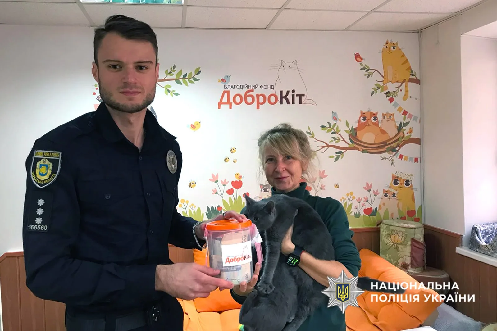 Поліцейські стали донорами крові, щоб допомогти евакуйованим тваринам