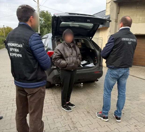 Требовала 30 тыс. долларов за участок под кафе: в Одесской области задержали чиновницу сельсовета на взятке