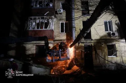 Під’їзд житлового будинку в Харкові, зруйнований російським ракетним ударом