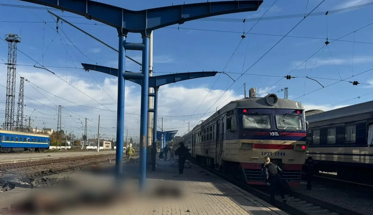 «Жахливий російський удар по залізничному вокзалу»: Зеленський про атаку на запорізьку електричку (ФОТО, ВІДЕО)