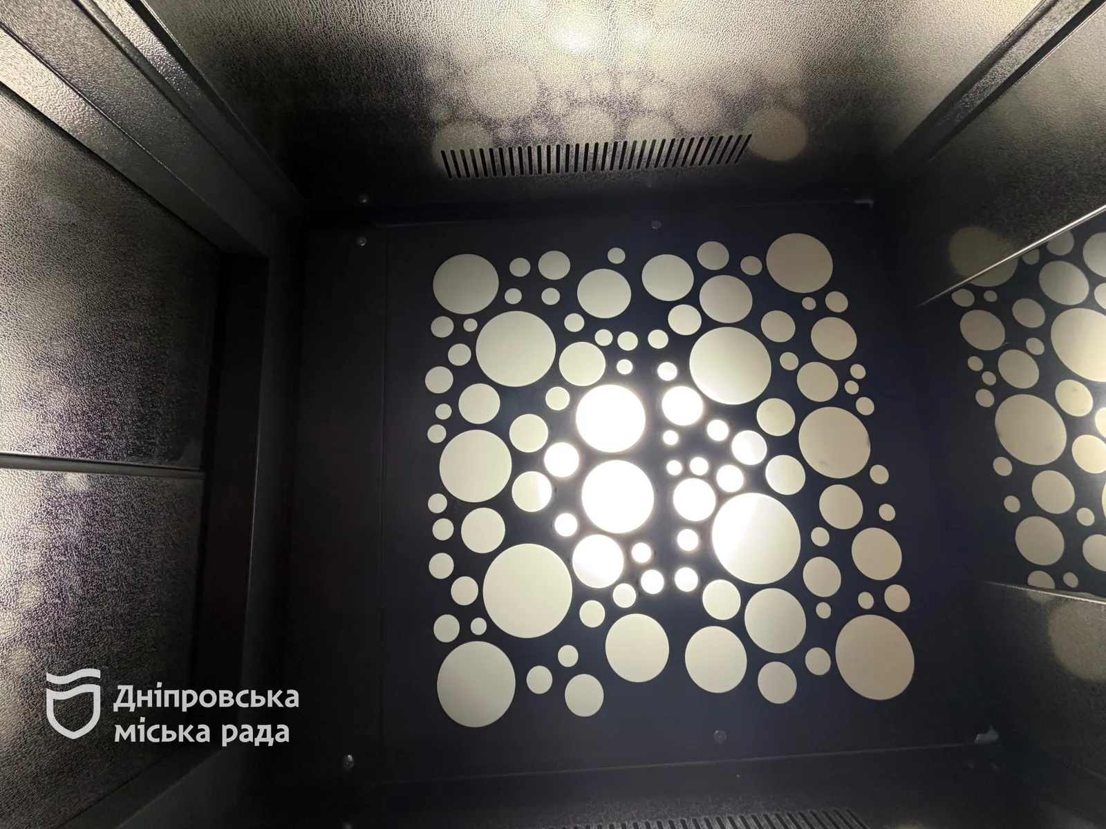 У Дніпрі продовжують системно оновлювати та модернізувати ліфтове обладнання в багатоквартирних будинках