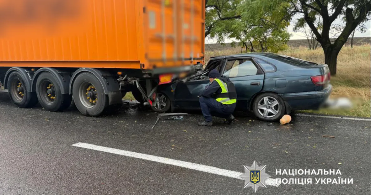 На трасі Одеса-Рені легковик зіткнувся з напівпричепом вантажівки: загинула 59-річна жінка