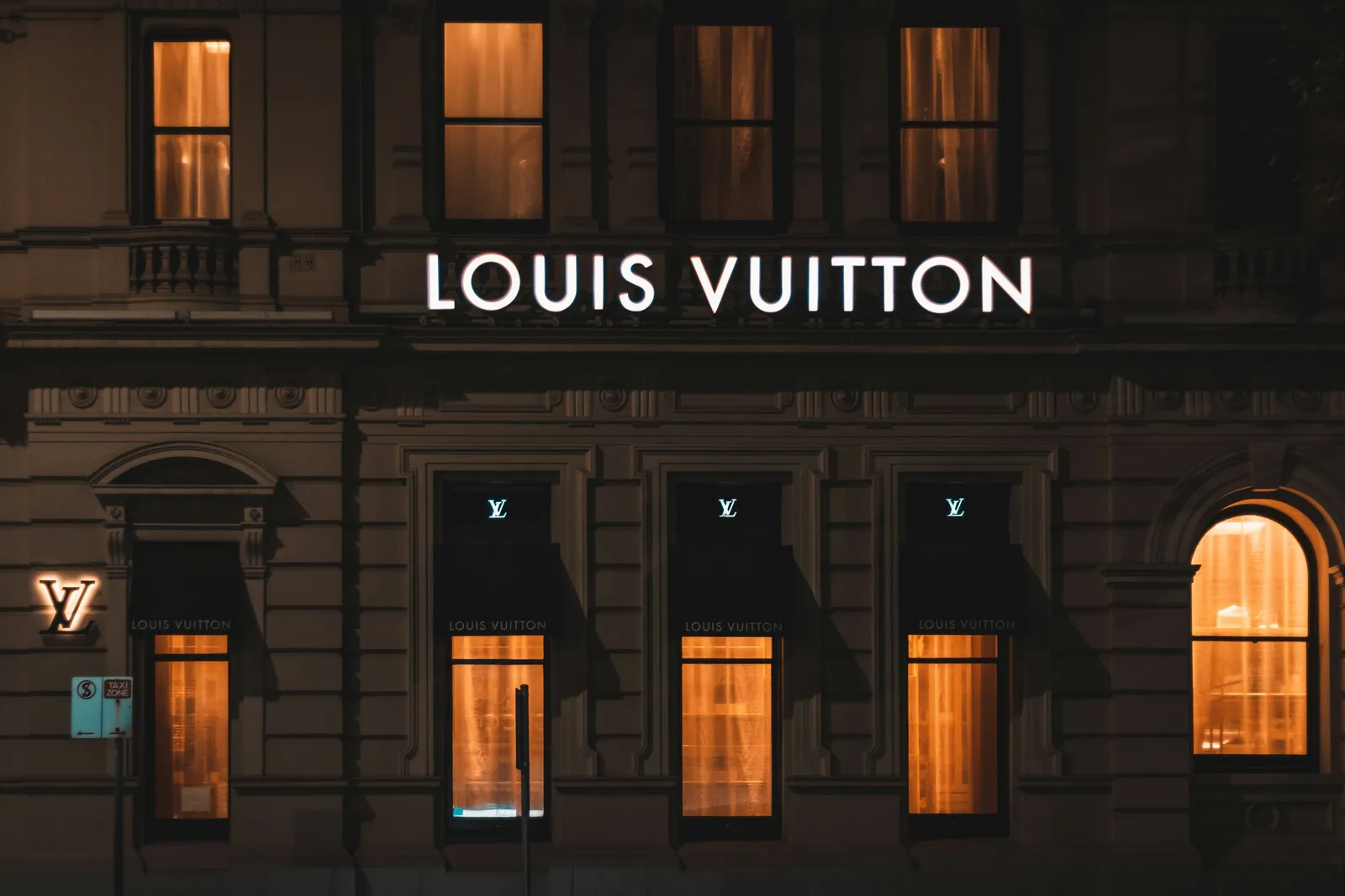 Погроми на понад €1 млрд: у Франції розграбували бутики Louis Vuitton, Hermès та ще 3 000 крамниць