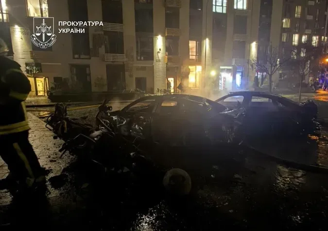 Удар по багатоповерхівці в Києві: загинула жінка та чоловік в авто, палали квартири й машини (фото)