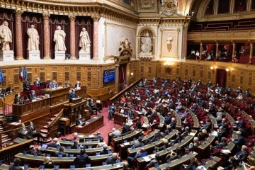 На тлі протестів у ліцеях Сенат Франції розгляне законопроєкт про відшкодування збитків учасниками заворушень
