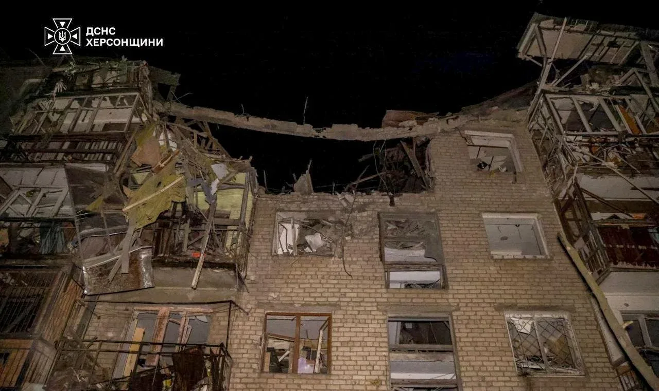 Багатоповерхівка, пошкоджена російською бомбою