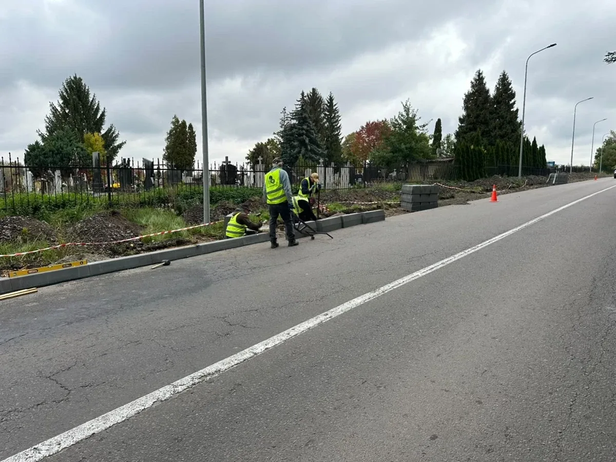 На Львівщині будують новий тротуар із урахуванням вимог безбар’єрності