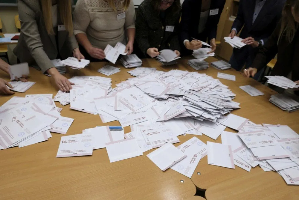 Члени виборчої комісії сортують бюлетені на виборчій дільниці під час виборів до 15-го скликання парламенту Латвії (Сейму) в Ризі 3 жовтня 2026 року.